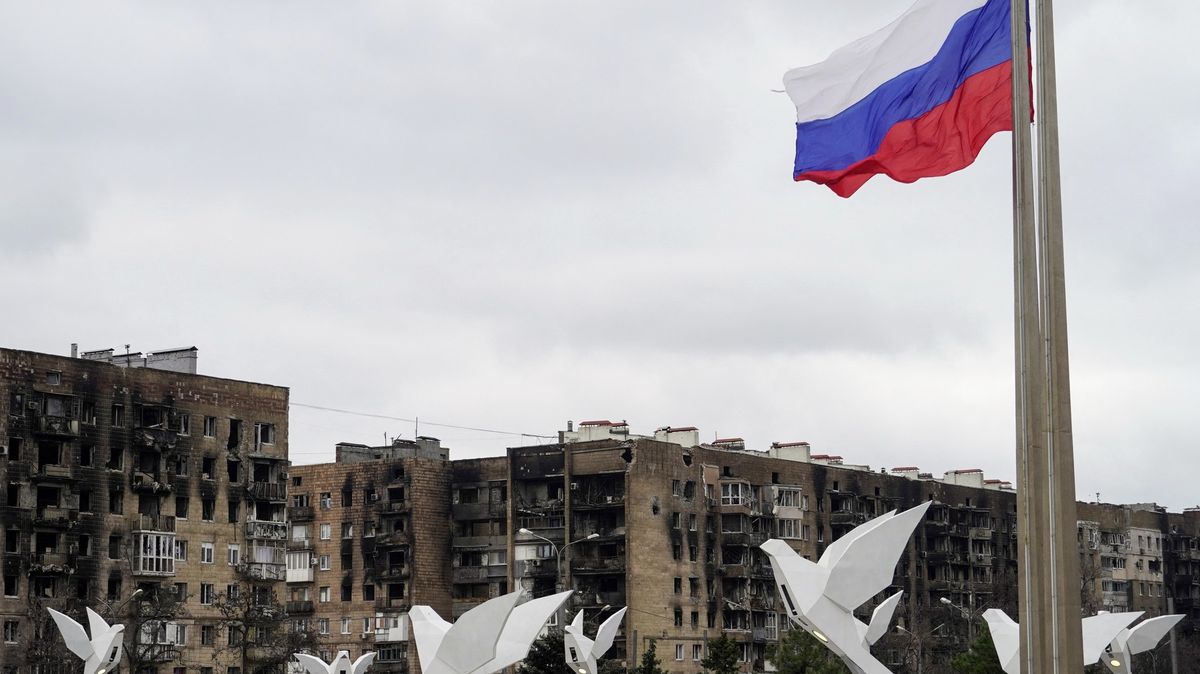 Rusové staví na městě smrti. Chtějí z Mariupolu vymazat ukrajinskou identitu